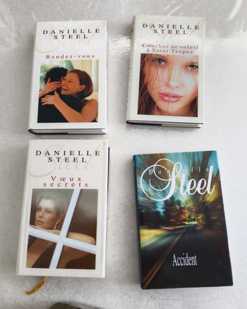 Lot de 4 livres Danièle steel 