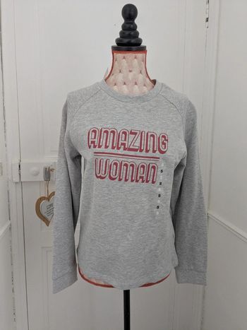 Pull gris texte Amazon woman rouge