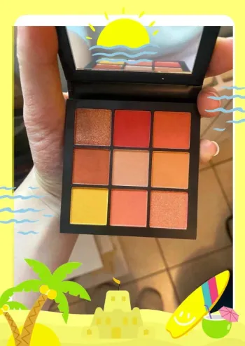Huda beauty Coral obsessions palette