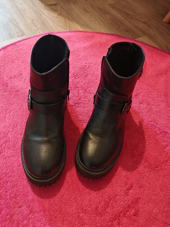 Bottines noires avec fermetures 