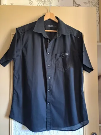 Chemise homme noire Celio L tbe matière qui prend facilement les poils