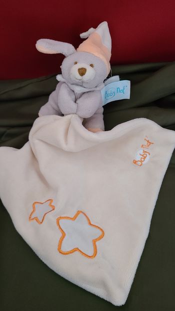 Doudou CHIEN gris mouchoir orange - BaBY NaT - Etoiles brodées - 15 cm - LUMINESCENT