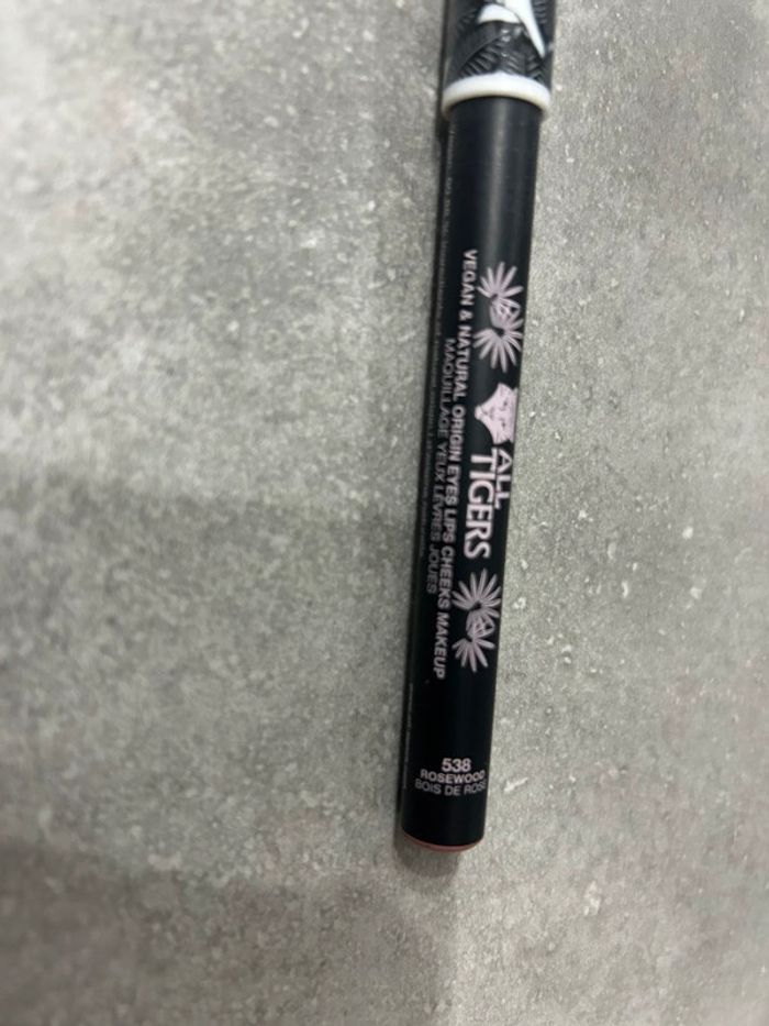 Maquillage crayon yeux lèvre joue neuf - photo numéro 2
