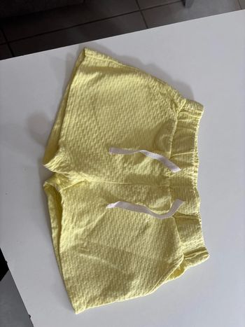 Short jaune