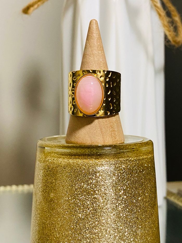 Bague épaisse martelée doré pierre nuage rose acier inoxydable - photo numéro 6