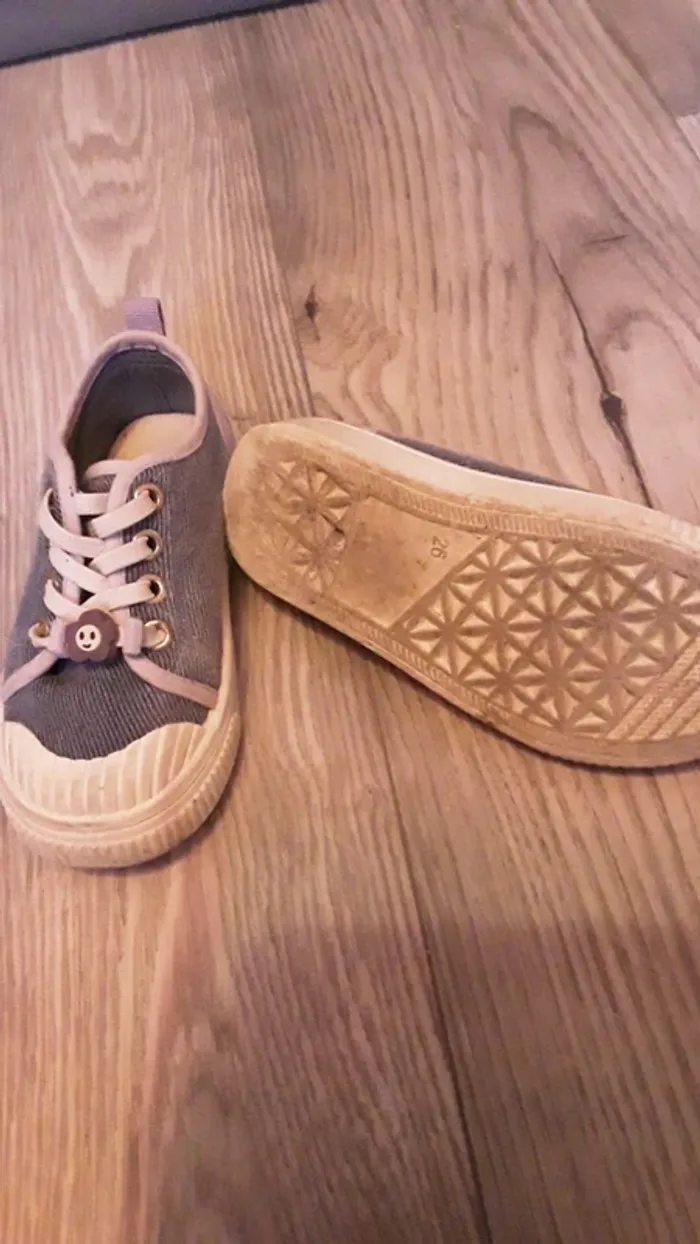 Chaussures bleues avec une petite fleur en plastique accroché au lacet taille 26 - photo numéro 4