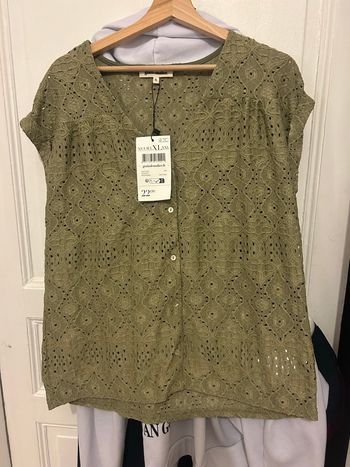 Haut vert neuf avec étiquette