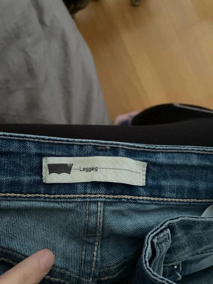 Jeans Lévis troué - photo numéro 2