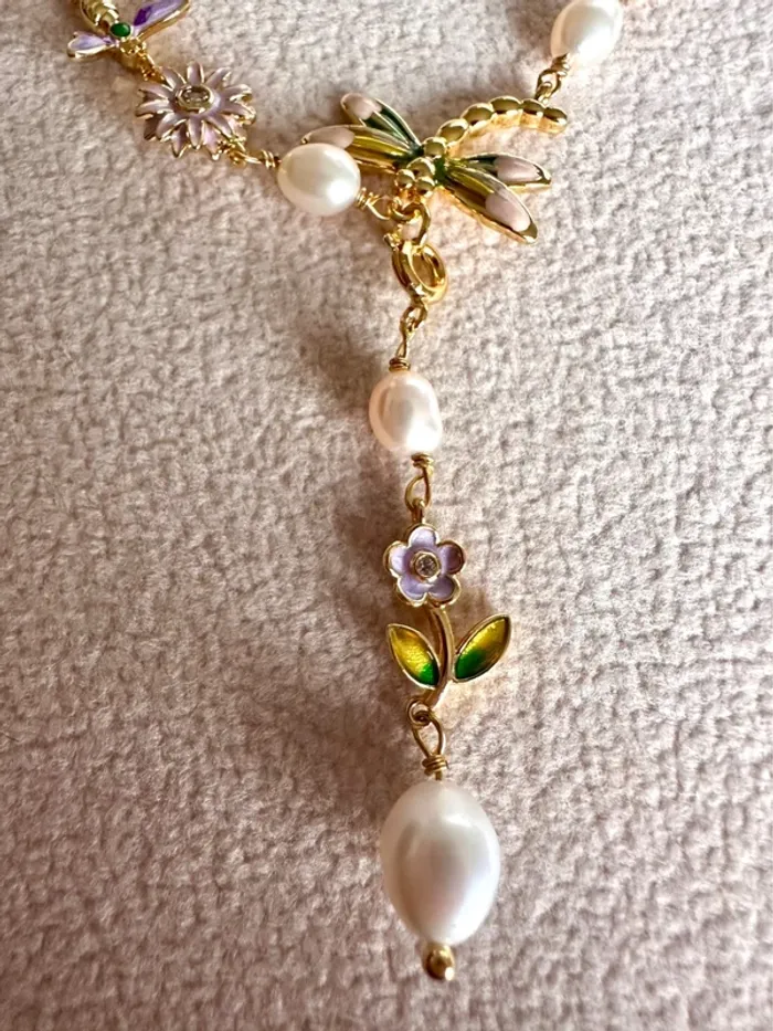 Collier artisanal en perles naturelles – libellule et fleurs émaillées - photo numéro 6
