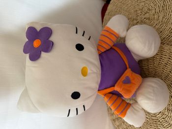 Doudou peluche chat HELLO KITTY violet sac orange SANRIO LICENSE