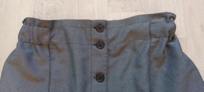 Jupe femme Tissaia, taille 40, boutonnée sur le devant, en très bon état. - photo numéro 3