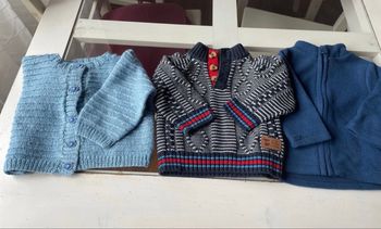 Lot de 3 pulls/ gilets / polaire - taille 6 mois