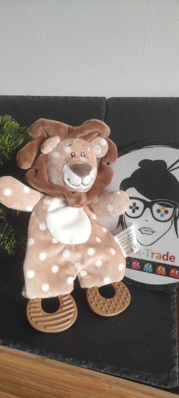 Doudou plat Lion blanc marron beige pois dentition action