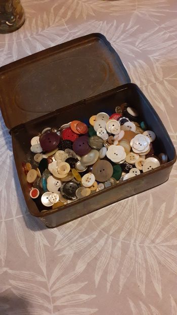 Boîte ancienne avec boutons