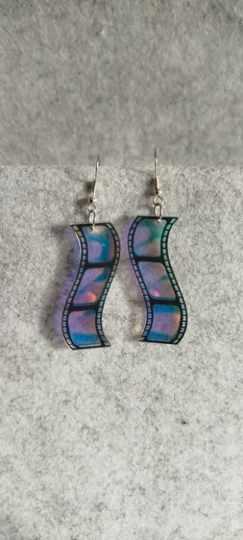 🍄 Boucles d’oreilles ▪ bande de cinéma en acrylique effet holographique
