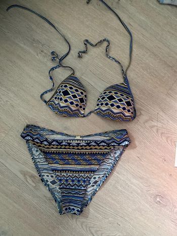 Maillot de bain, bikini, taille 42 pour le bain et 38 pour le haut