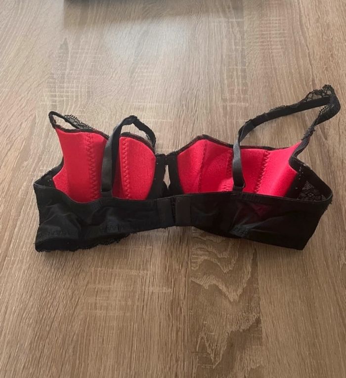 Très jolie soutien gorge rouge et noire 🥰 taille 90B - photo numéro 2