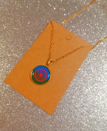 Collier drapeau voyageur gitan 