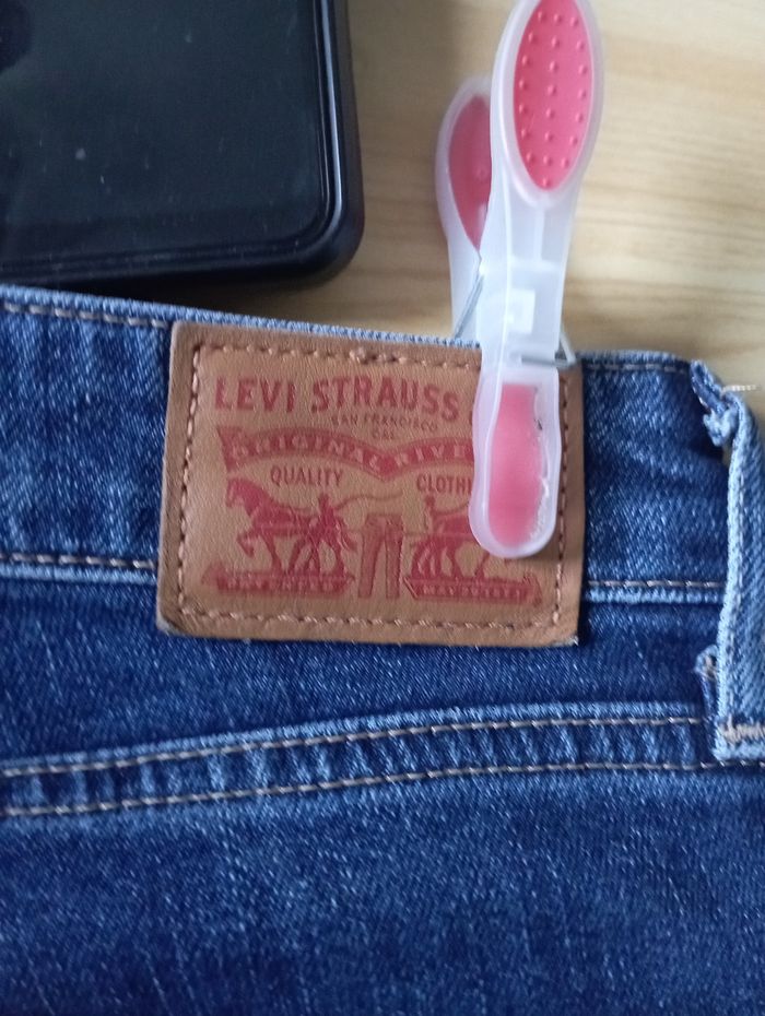 Jean Levi's très jolie couleur bleu. Taille 36. - photo numéro 5