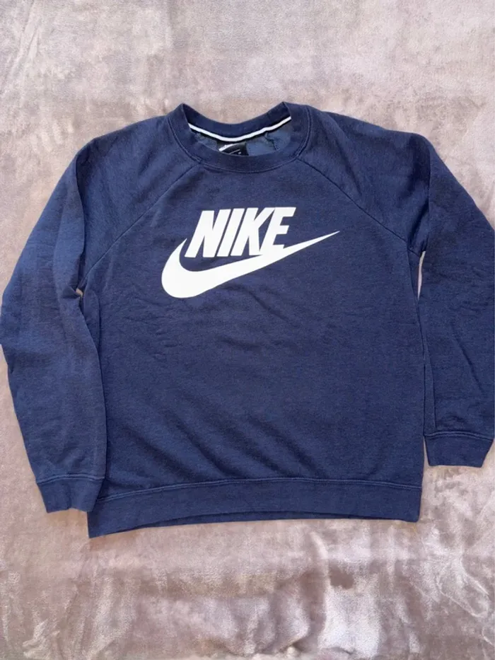 Sweat Nike femme taille S bleu foncé en très bon état - photo numéro 4