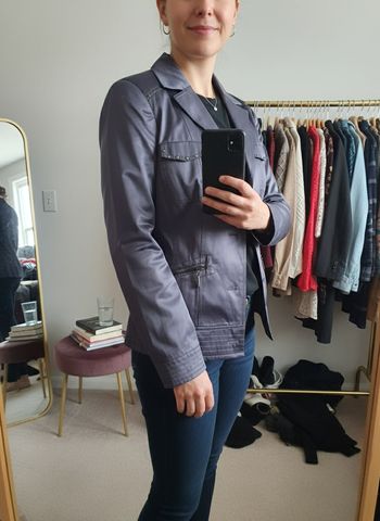 Veste blazer satinée gris violet, style saharienne, poches zippées