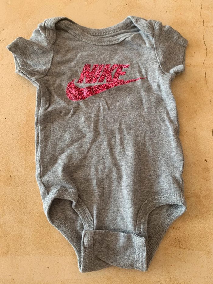 Body bodie nike 0/6 mois