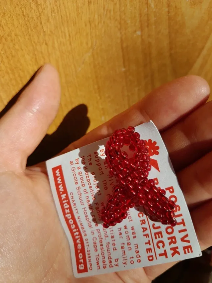 Pins broche ruban rouge cancer soutien - photo numéro 3