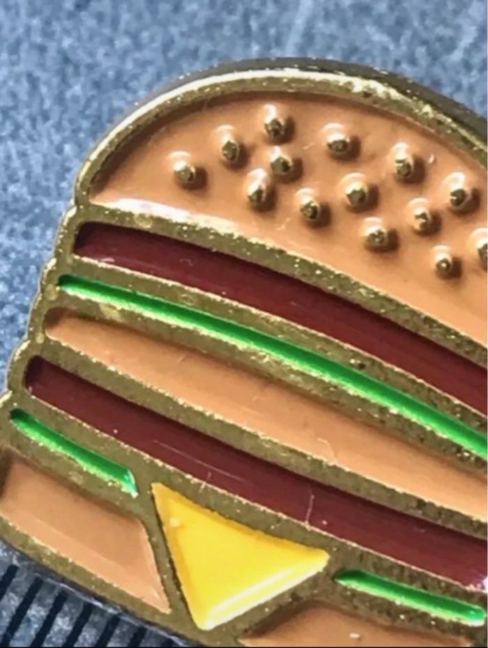 représente un sandwich big mac de McDonald’s en pin’s métal - photo numéro 3