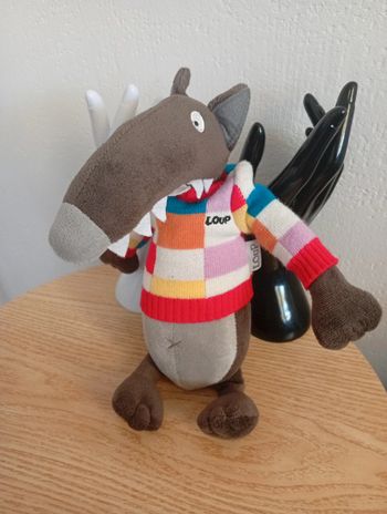 Peluche petit loup 25cm avec pull multicolore printemps