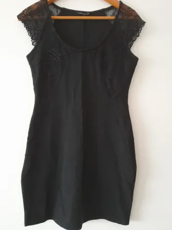 Robe courte moulante et épaules en dentelle
