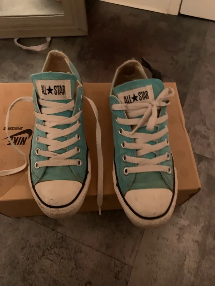 Converse bleue