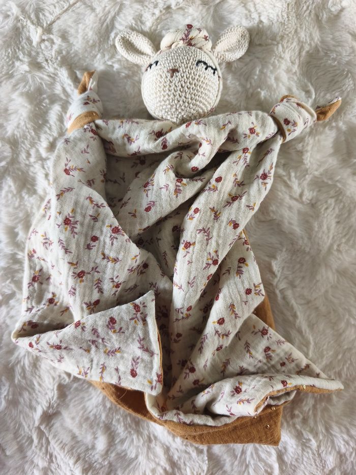 Doudou lapin beige au crochet avec tissu fleuri et gaz de coton camel - photo numéro 3