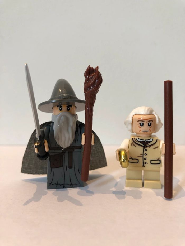 Figurine type lego Gandalf le gris et Bilbon avec l’anneau de pouvoir. le seigneur des anneaux