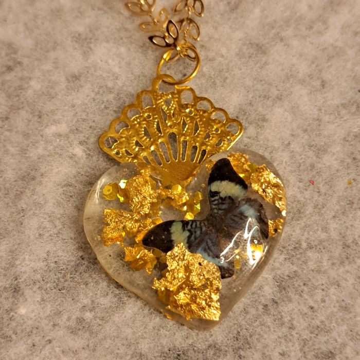 Collier chainette doré avec pendentif cœur résine - photo numéro 5