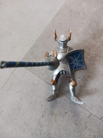 figurine guerrier avec épée et bouclier