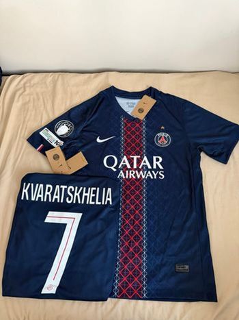 Maillot PSG 2025/2026 Khvicha Kvaratskhelia Badge UEFA Taille M
