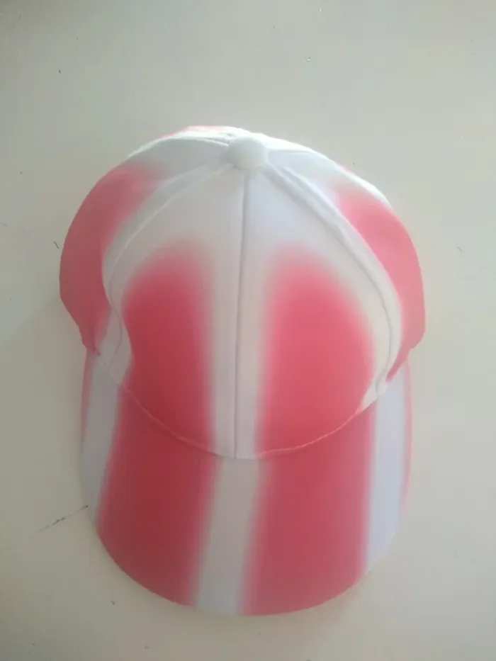 Casquette rose et blanche