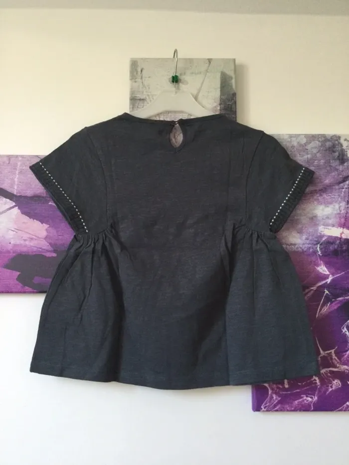 T shirt gris avec broderies 10 ans - photo numéro 2