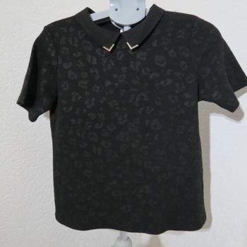Top noir Camaïeu à col bijoux – effet léopard discret