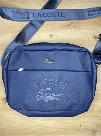 Sacoche Lacoste bleu marine – Logo crocodile, très bon état, look streetwear chic