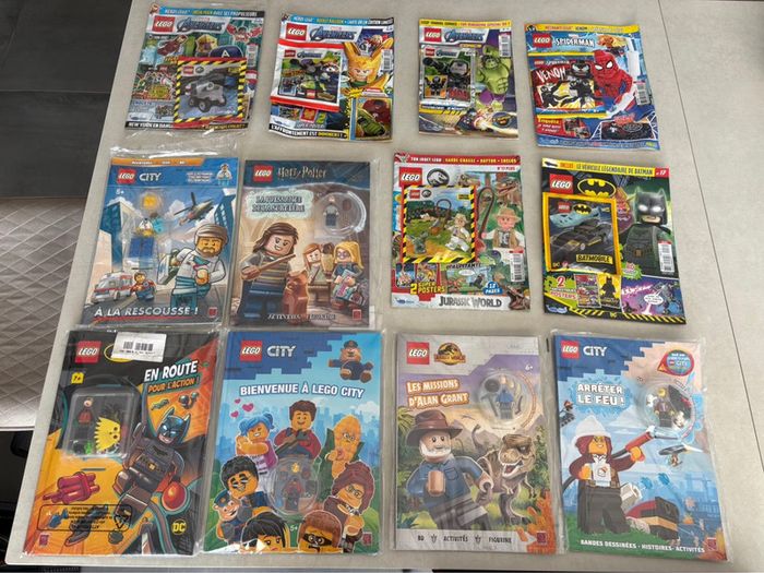 Lot de 12 magazines neufs lego avec figures à construire et collectionner
