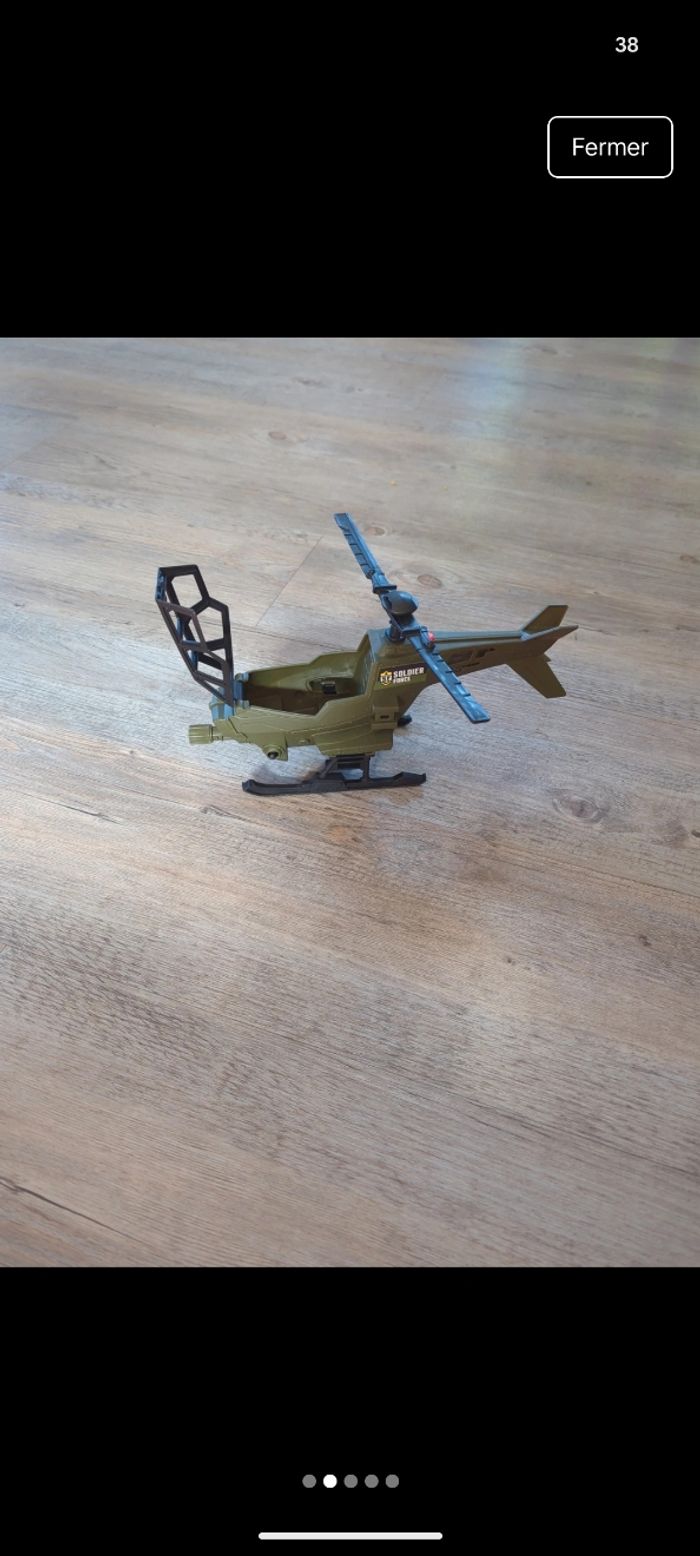 Hélicoptère et son soldat - photo numéro 2