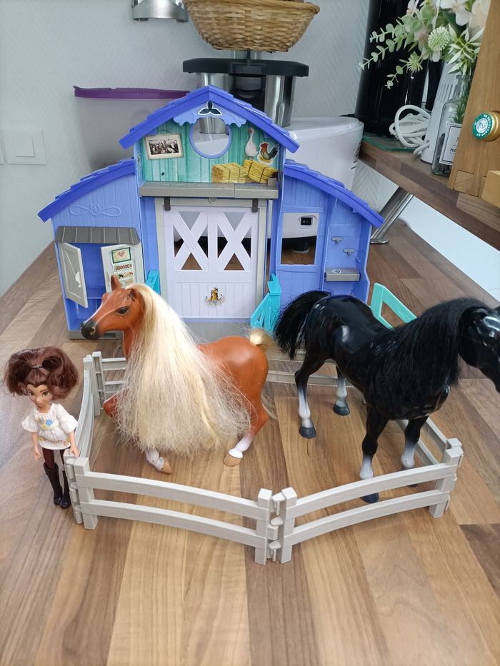 Écurie Spirit avec 2 chevaux et un personnage - photo numéro 1