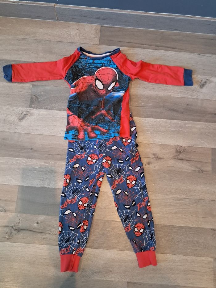 Lot pyjamas taille 5 ans