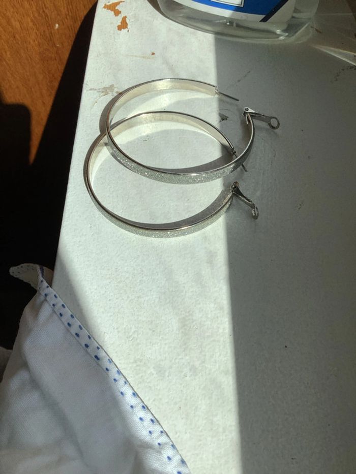 Boucles d’oreilles percées créoles brillantes - photo numéro 3