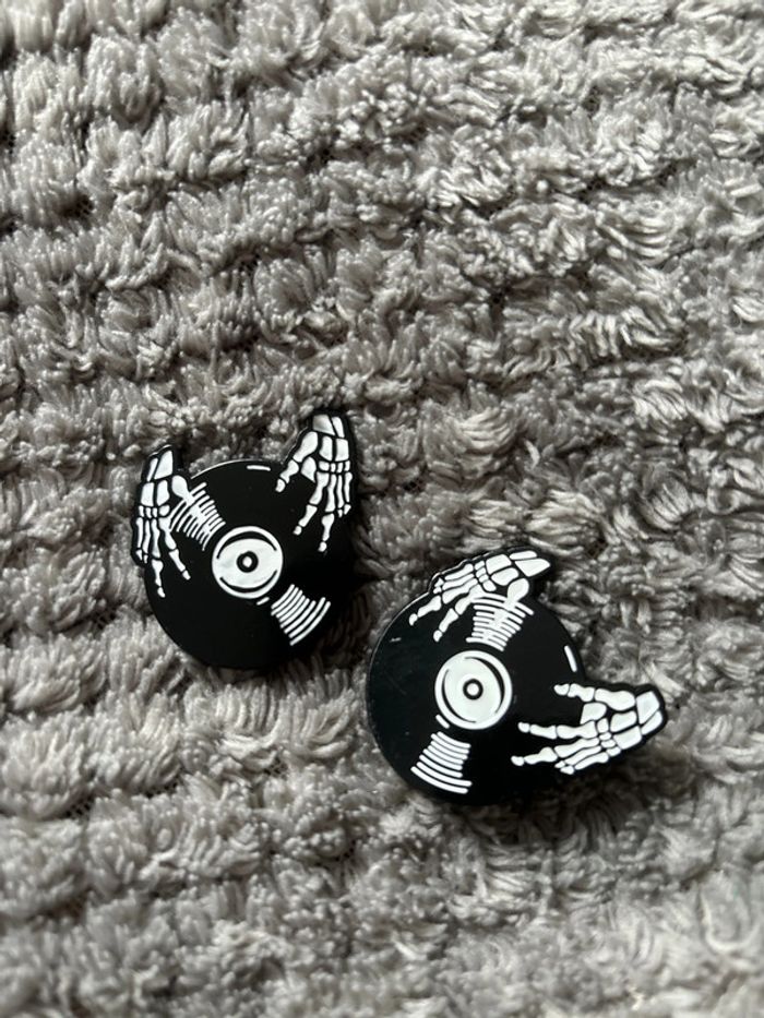 Deux pin’s vinyle squelette
