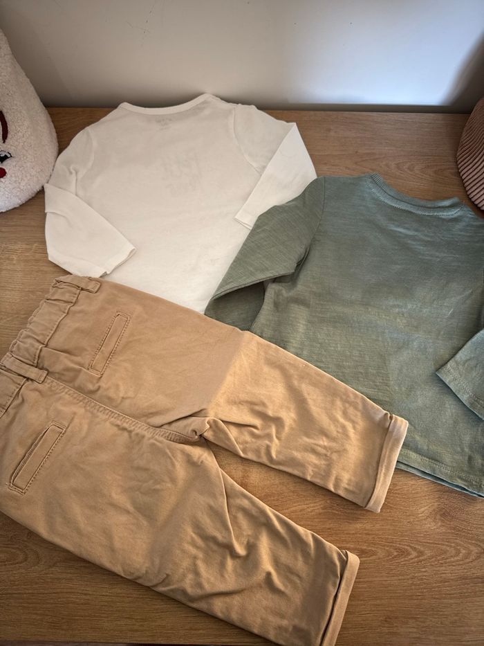 Ensemble 3 pièces t-shirts x2 Kiabi + pantalon chino Kiabi - 9 mois - photo numéro 8