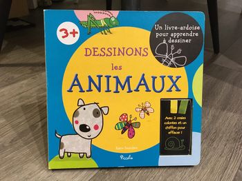 Livre ardoise avec les craies.