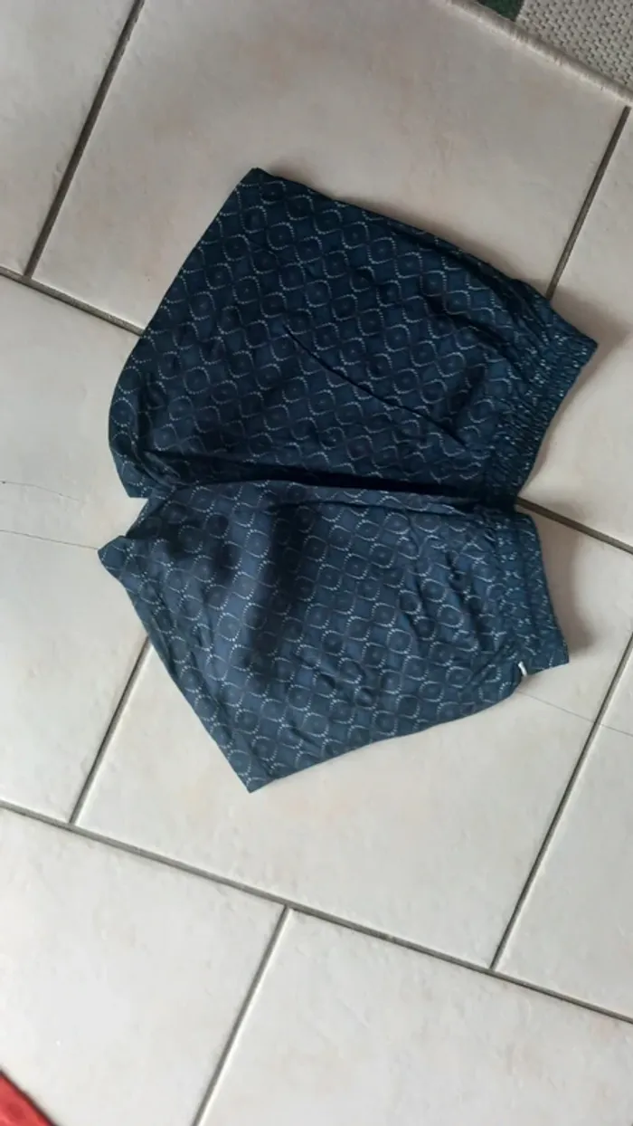 Short bleu kiabi tbe 10 ans taille élastique - photo numéro 2