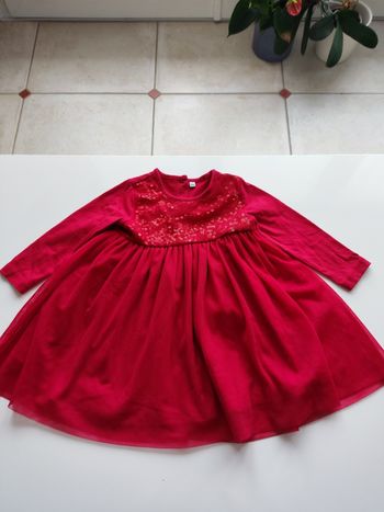 Robe rouge à paillettes et tulle